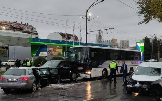 Шофьор помете 20 коли при гонка с полицията в центъра на София (СНИМКИ)